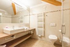 Hotel Föstlerhof in Gais - Villa Ottone: Bagno della camera accessibile 220